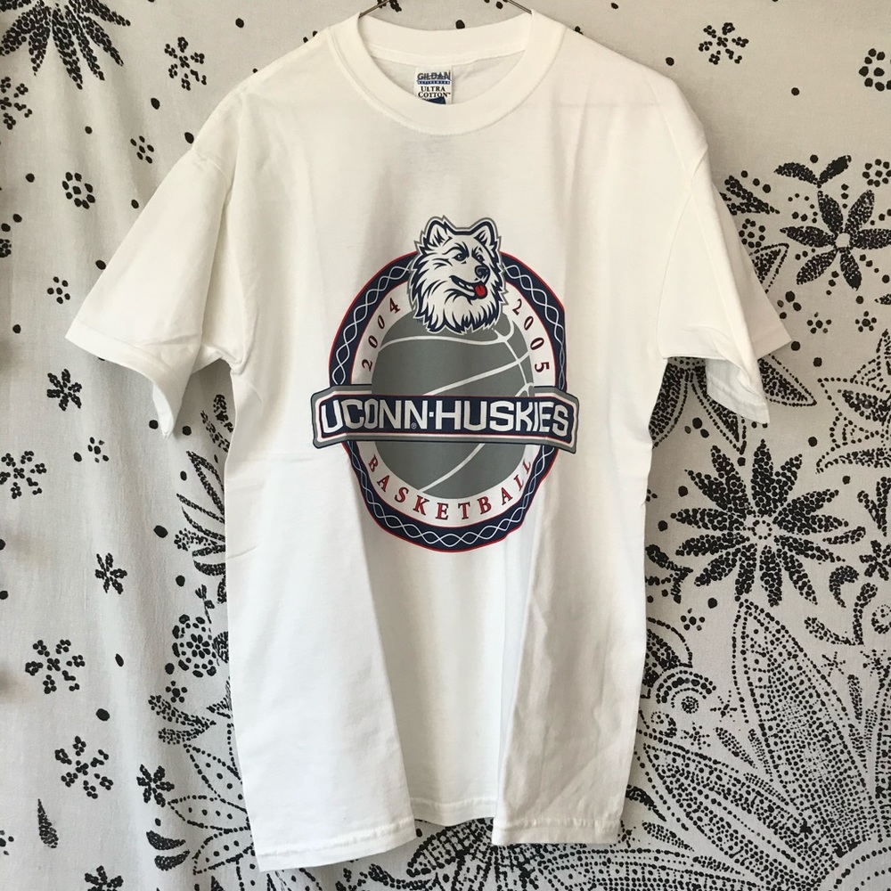 UConn Huskies 2004-2005 basketball graphic t-shirt
